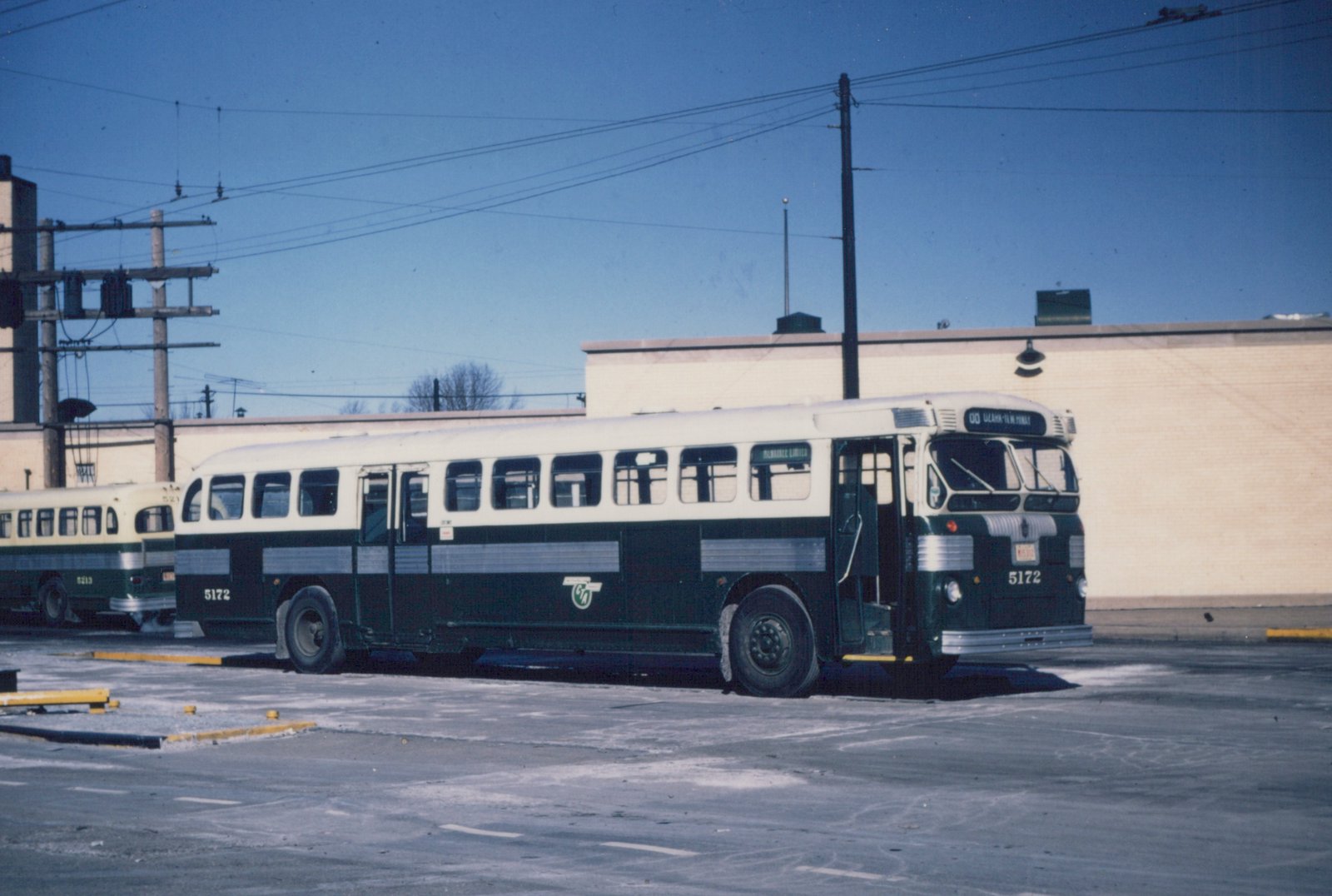 A side view of a Chicago Transit Authority New Look bus, number 5172, parked in a lot with snow on the ground, showing its dark green and cream paint and the CTA logo.