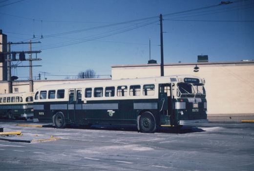 A side view of a Chicago Transit Authority New Look bus, number 5172, parked in a lot with snow on the ground, showing its dark green and cream paint and the CTA logo.